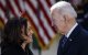 El presidente Joe Biden intercambia unas palabras con la vicepresidenta Kamala Harris durante una recepción.