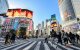 Unos peatones caminan por el cruce de Shibuya mientras un vídeo promocional (arriba) con imágenes de "Final Fantasy VII Rebirth" -la última entrega de la franquicia de videojuegos desarrollada y publicada por la compañía japonesa Square Enix- se muestra en grandes pantallas en la zona de Shibuya, en Tokio, el 27 de febrero de 2024. Final Fantasy VII Rebirth saldrá a la venta el 29 de febrero.
