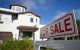 Una señal de venta se muestra fuera de una casa en venta el 16 de agosto de 2024 en Los Ángeles, California. - Las normas del sector inmobiliario estadounidense que regulan las comisiones de los agentes cambiarán el 17 de agosto como parte de un acuerdo legal entre la Asociación Nacional de Agentes Inmobiliarios y los vendedores de viviendas.
