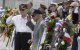 Los veteranos de la Segunda Guerra Mundial Harry Miller (izda.) y el coronel Frank Cohn (dcha.) saludan durante una ceremonia de colocación de coronas durante la celebración del Día de la Victoria en Europa en el Monumento Nacional de la Segunda Guerra Mundial en Washington, DC, el 8 de mayo de 2024.