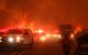 Bomberos luchando contra el fuego en el incendio del Aeropuerto en California.