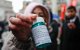 Activistas proaborto con un bote de medicación abortista.