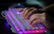 Miembro de un grupo de hackers usando su computadora
