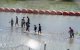 Crisis fronteriza: Migrantes caminan junto a una cadena de boyas colocadas en el agua a lo largo de la frontera del Río Grande con México en Eagle Pass, Texas,