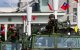 Vehículos militares patrullan frente al aeropuerto de Songshan en Taipei