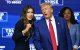 Kristi Noem junto a Donald Trump en un acto de recta final de campaña