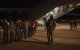 Inmigrantes suben a bordo de un avión para ser deportados