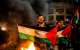 Varios gazatíes exhiben la bandera de Palestina.