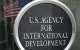 Cartel cerca de la entrada a la sede de la USAID