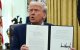 El presidente Donald Trump, habla mientras muestra la orden ejecutiva sobre aranceles recíprocos que firmó el 13 de febrero de 2025. (Foto de ANDREW CABALLERO-REYNOLDS / AFP)