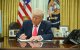 Donald Trump firmando una orden ejecutiva