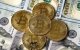 Ilustraciones de la criptomoneda bitcoin sobre billetes de 100 dólares.