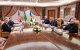 El secretario de Estado de EEUU, Marco Rubio (2º izda.), el asesor de Seguridad Nacional de EEUU, Mike Waltz (izda.), el ministro de Exteriores ucraniano, Andrii Sybiha (3º dcha.), el jefe de la Oficina Presidencial ucraniana, Andriy Yermak (2º dcha.), y el ministro de Defensa ucraniano, Rustem Umerovto (dcha.), celebran una reunión en Yeda en presencia del ministro de Exteriores saudí, Faisal bin Farhan (3 izda.), y el asesor de Seguridad Nacional, Mosaad bin Mohammad al-Aiban (centro), el 11 de marzo de 2025. En las conversaciones auspiciadas por Arabia Saudí, Ucrania presentará a Estados Unidos un plan para un alto el fuego parcial con Rusia, con la esperanza de restaurar el apoyo de su benefactor clave, que bajo la presidencia de Donald Trump ha exigido concesiones para poner fin a la guerra de tres años. (Foto de SAUL LOEB / POOL / AFP)