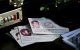 Varias Green Cards sobre una mesa, representando el proceso de obtención de residencia en EEUU.