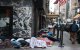 Inmigrantes durmiendo en las inmediaciones del Hotel Roosevelt, en Nueva York