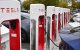 Vehículos eléctricos de Tesla en una estación de carga