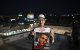 Una mujer sostiene una imagen del rehén estadounidense-israelí Edan Alexander en Jerusalén, Israel