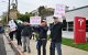 Activistas protestan contra Tesla en Los Ángeles.