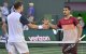 Jack Draper (GBR) estrecha la mano de Carlos Alcaraz (ESP) después de ganar su partido de semifinales en el BNP Paribas Open en el Indian Well Tennis Garden.