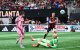 Lionel Messi dispara por encima de Brad Guzan de Atlanta durante el partido de la MLS entre Inter Miami CF y Atlanta United FC el 16 de marzo de 2025 en el Mercedes-Benz Stadium de Atlanta, GA.