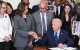 El presidente de EE.UU. Joe Biden (C) entrega el bolígrafo que utilizó para firmar una orden ejecutiva sobre la prevención de la violencia armada a la vicepresidenta de EE.UU. Kamala Harris (L) en la Sala Este de la Casa Blanca en Washington, DC, el 26 de septiembre de 2024.