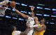 Giannis Antetokounmpo anota frente a los Lakers