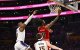 El escolta de los Chicago Bulls Coby White (0) lanza a canasta contra el alero de Los Angeles Lakers LeBron James (23) y el escolta Austin Reaves (15) durante la segunda mitad en el Crypto.com Arena.