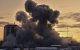 Sale humo de un edificio atacado por el ejército israelí, tras las órdenes de evacuación de los residentes, en la ciudad de Gaza, el sábado 22 de marzo de 2025.