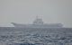 Esta foto tomada el 31 de marzo de 2025 y publicada por el Ministerio de Defensa de Taiwán el 1 de abril de 2025 muestra al portaaviones chino Shandong navegando en aguas de Taiwán. El 1 de abril, China envió a su ejército, armada, fuerzas aéreas y cohetes a rodear Taiwán para realizar simulacros que, según Pekín, tenían como objetivo practicar un bloqueo de la isla autogobernada.