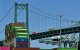 Contenedores de carga apilados en el Puerto de Long Beach