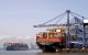 El Maersk Horsburgh adelanta al mayor carguero del mundo, el MSC Loreto, mientras está atracado en el puerto de Felixstowe, en Suffolk. El buque, que comparte el título de mayor del mundo con su gemelo MSC Irina, mide 400 metros de eslora y tiene capacidad para más de 24.346 contenedores.