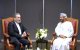 En esta foto difundida por el Ministerio de Asuntos Exteriores iraní, el ministro de Asuntos Exteriores iraní, Abbas Araghchi (izquierda), se reúne con su homólogo omaní, Sayyid Badr Albusaidi, antes de las negociaciones con el enviado estadounidense para Oriente Medio, Steve Witkoff, en Mascate (Omán),