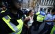 Agentes de policía detienen a un manifestante durante la manifestación "Basta ya" en Whitehall, Londres.