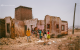 Niños cristianos sonríen entre las ruinas de un templo en Nigeria