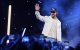 El actor Ryan Gosling saluda al público durante una convención de fans de Star Wars