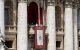 El Papa Francisco en el balcón principal de la basílica de San Pedro durante el mensaje Urbi et Orbi y la bendición a la ciudad y al mundo como parte de las celebraciones de Pascua, en la plaza de San Pedro del Vaticano el 20 de abril de 2025.