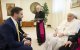 Esta foto tomada y distribuida el 20 de abril de 2025 por The Vatican Media muestra al Papa Francisco reunido con el vicepresidente estadounidense JD Vance en El Vaticano.