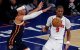 21 de abril de 2025; Nueva York, Nueva York, Estados Unidos; El escolta de los New York Knicks Josh Hart (3) lucha por un balón suelto contra el alero de los Detroit Pistons Ausar Thompson (9) durante el primer cuarto del segundo partido de la primera ronda de los Playoffs 2024 de la NBA en el Madison Square Garden.