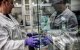 Un científico trabaja en un laboratorio del gigante farmacéutico alemán Bayer
