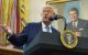 El presidente Donald Trump habla con los periodistas mientras participa en una ceremonia de juramento de Paul Atkins como presidente de la Comisión de Bolsa y Valores, en el Despacho Oval de la Casa Blanca, el martes 22 de abril de 2025, en Washington.