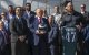 Trump levanta un casco obsequiado por los jugadores de los Philadelphia Eagles