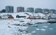 Edificios de apartamentos y casas aparecen en Nuuk, Groenlandia, el 24 de marzo de 2025. El primer ministro de Groenlandia, Mute Egede, acusó a Washington de interferir en sus asuntos políticos con la visita de una delegación estadounidense al territorio danés codiciado por el presidente de Estados Unidos, Donald Trump. La Casa Blanca anunció el 23 de marzo de 2025 que Usha Vance, la esposa del vicepresidente estadounidense, JD Vance, visitará Groenlandia con su hijo y una delegación estadounidense, que según Egede incluirá al asesor de Seguridad Nacional, Mike Waltz.