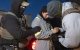 Agentes del Servicio de Inmigración y Control de Aduanas de Estados Unidos arrestan a un inmigrante ilegal, el lunes 27 de enero de 2025, en Silver Spring.