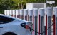 Coches eléctricos se enchufan a una estación de carga Tesla en una oficina (Archivo)