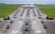 Aviones de la Fuerza Aérea y de la Marina de los Estados Unidos, junto con baterías de misiles Patriot del Ejército de los Estados Unidos, se alinean en la pista para un paseo de elefantes durante un ejercicio rutinario de preparación operativa en la Base Aérea de Kadena, Japón, 6 de mayo de 2025.