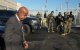 El alcalde de Newark, Ras Baraka pasa junto a agentes del ICE