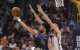 El escolta de los Nuggets de Denver Jamal Murray, atrás a la izquierda, sube a canasta mientras el escolta de los Thunder de Oklahoma City Cason Wallace, delante, y el alero Chet Holmgren defienden en la segunda mitad del tercer partido de las semifinales de la Conferencia Oeste de los playoffs de baloncesto de la NBA, el viernes 9 de mayo de 2025, en Denver.