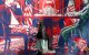 Una mujer pasa junto a un mural cerca de la antigua embajada de EEUU en Teherán
