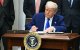 Donald Trump firmando una orden ejecutiva