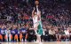 Jalen Brunson lanza un triple ante el base de los Boston Celtics Payton Pritchard